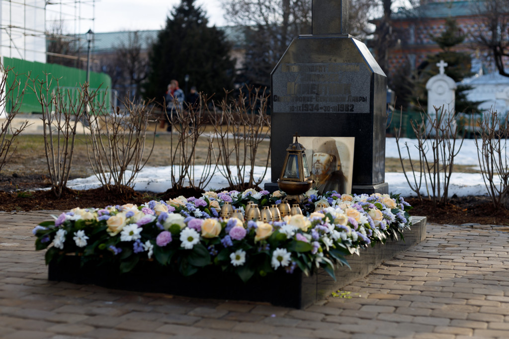 Могила архим. Иеронима (Зиновьева) в Троице-Сергиевой Лавре