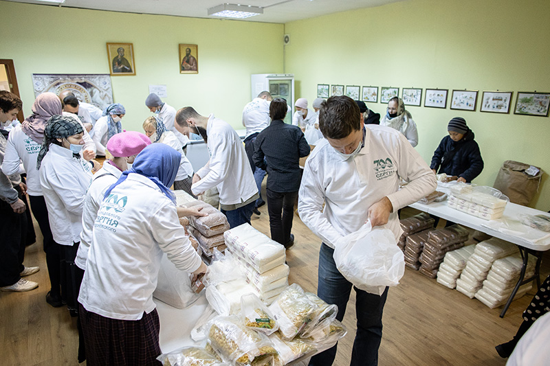 Волонтеры Социальной службы обители производят фасовку продуктовых наборов для малоимущих семей